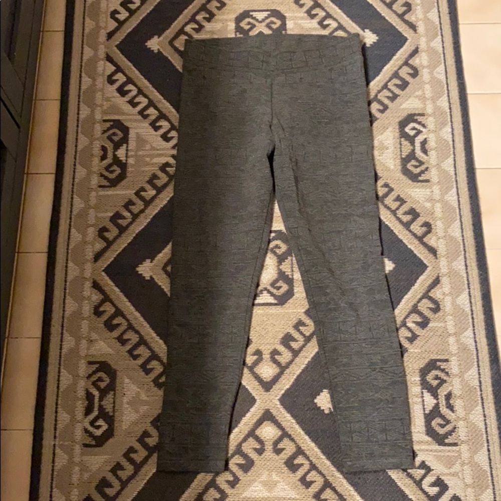 Gray patterned leggings